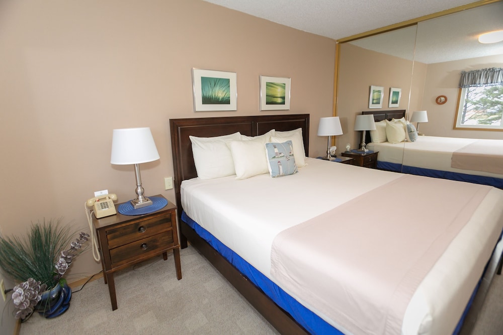 Signature Room, 1 King Bed with Sofa bed, Kitchen, Pool View (1 Bedroom Unit- Room 208-Pet Friendly) - Photo 4
