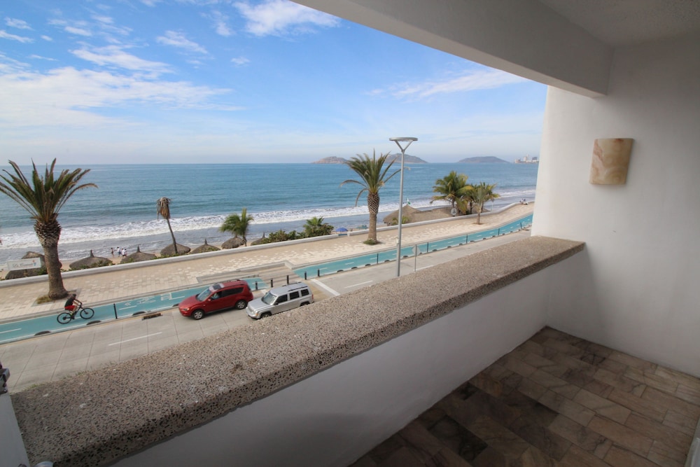 Standard Room, 2 Double Beds, Ocean View photo 3