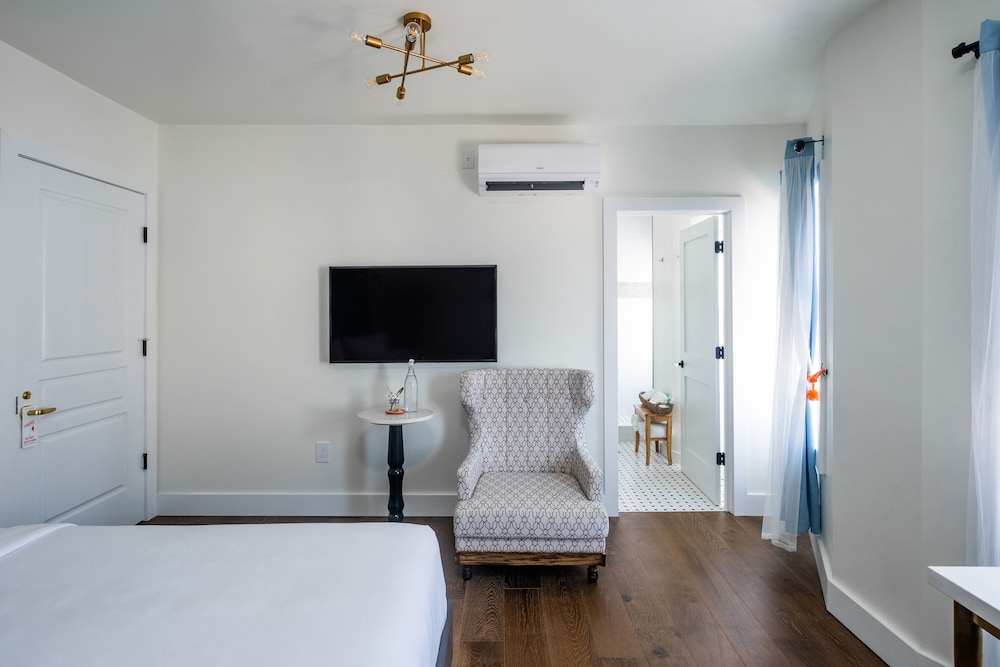 Dueling Queen Bed Room photo 3