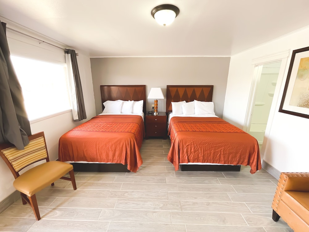 Economy Room, 2 Double Beds, Refrigerator & Microwave photo 3