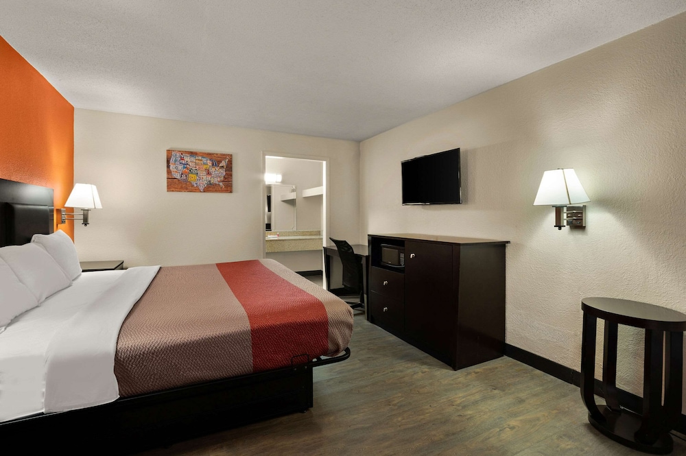 Standard Room, 1 King Bed, Smoking - Photo 7