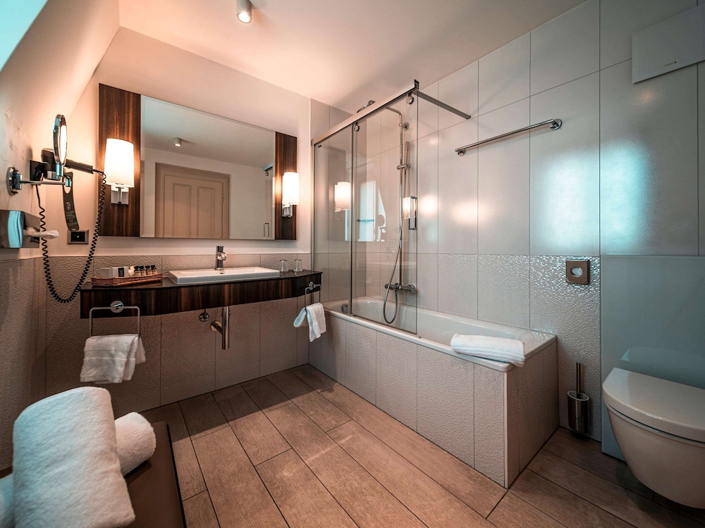Historic, customized rooms in Baroque style with A/C and balcony