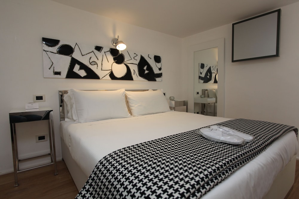 Luxury Apartment (via Angelo Brunetti 24)