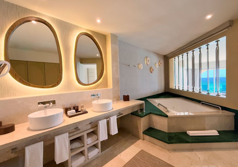 Royal Suite Doble Hot Tub thumbnail 6