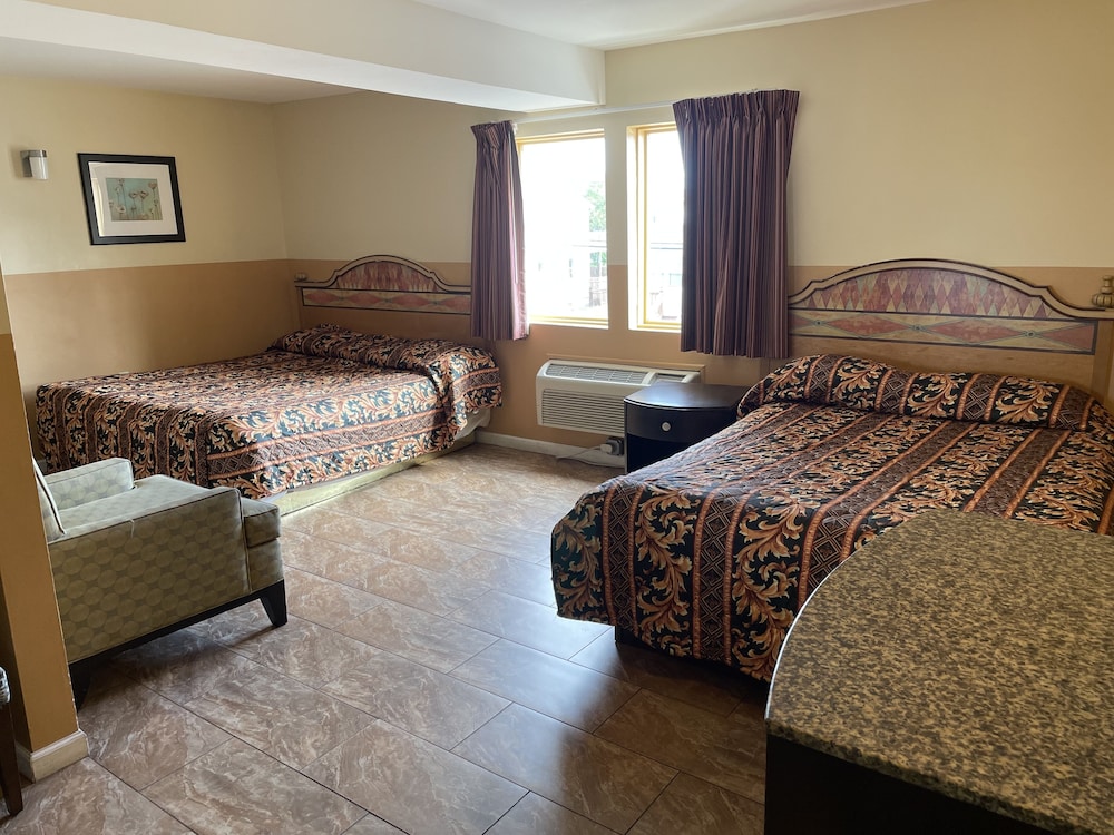 Deluxe Room, King and Queen Bed - Photo 9