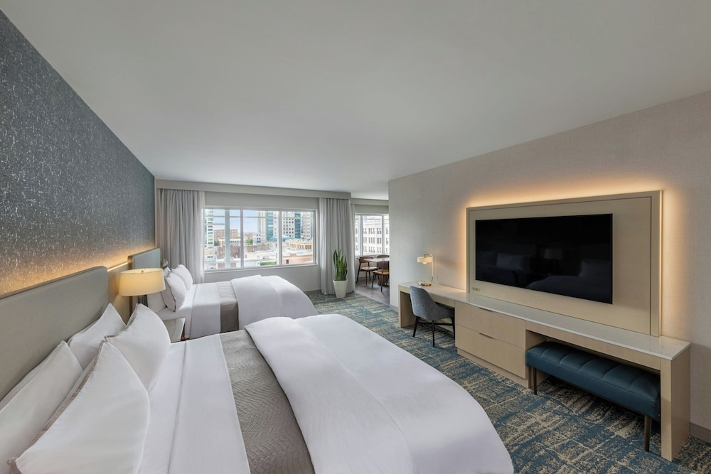 Junior Suite, Multiple Beds (Mobility Accessible, Tub)
