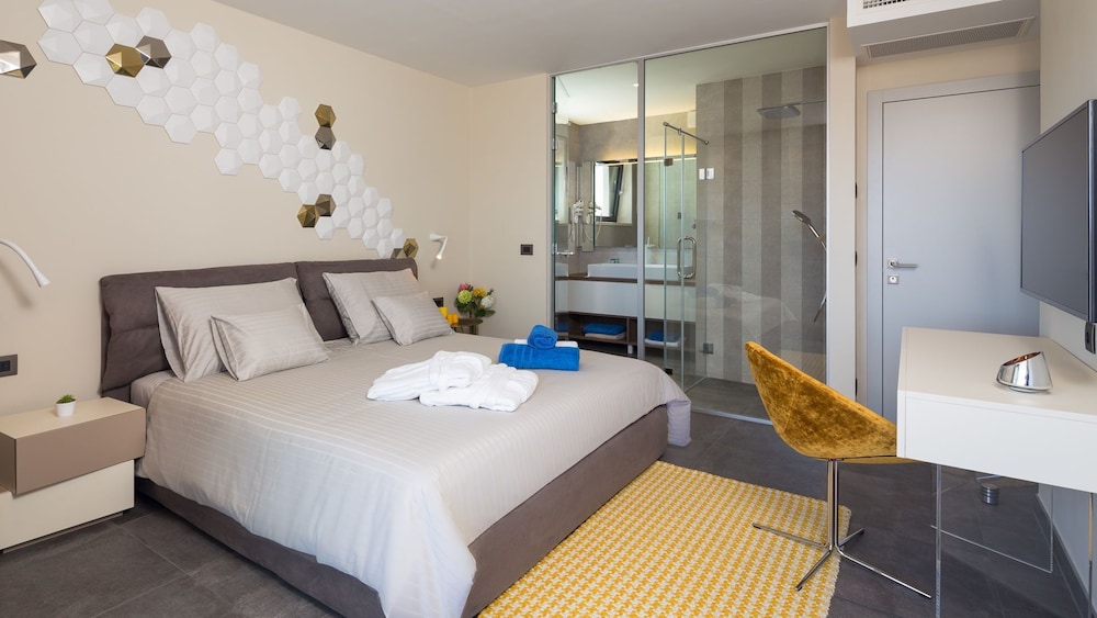 Premium Room, 1 King Bed, Balcony, River View (Top Floor) - Photo 8