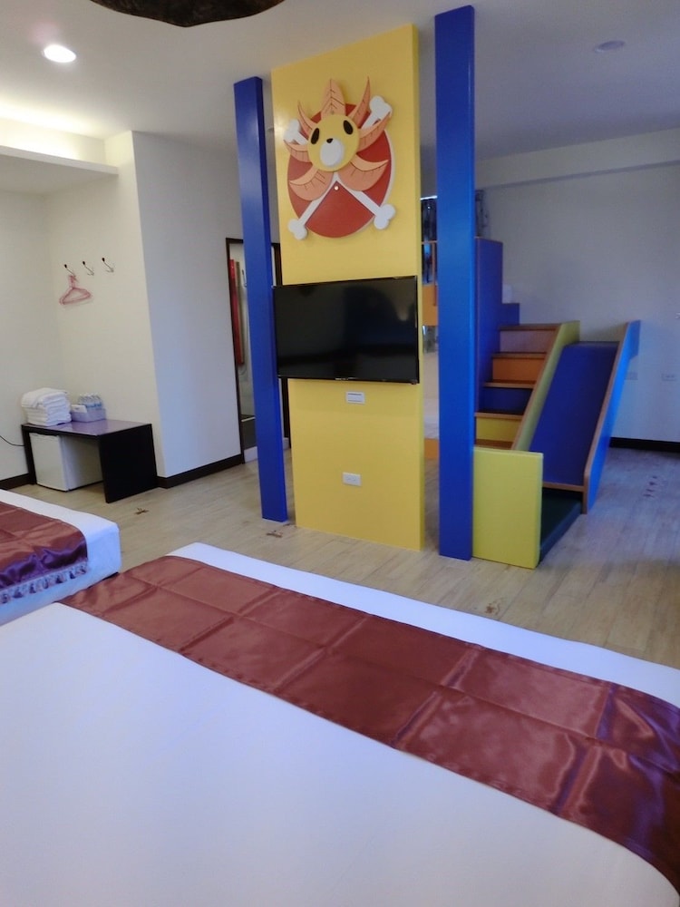 One Piece Family Room photo 1