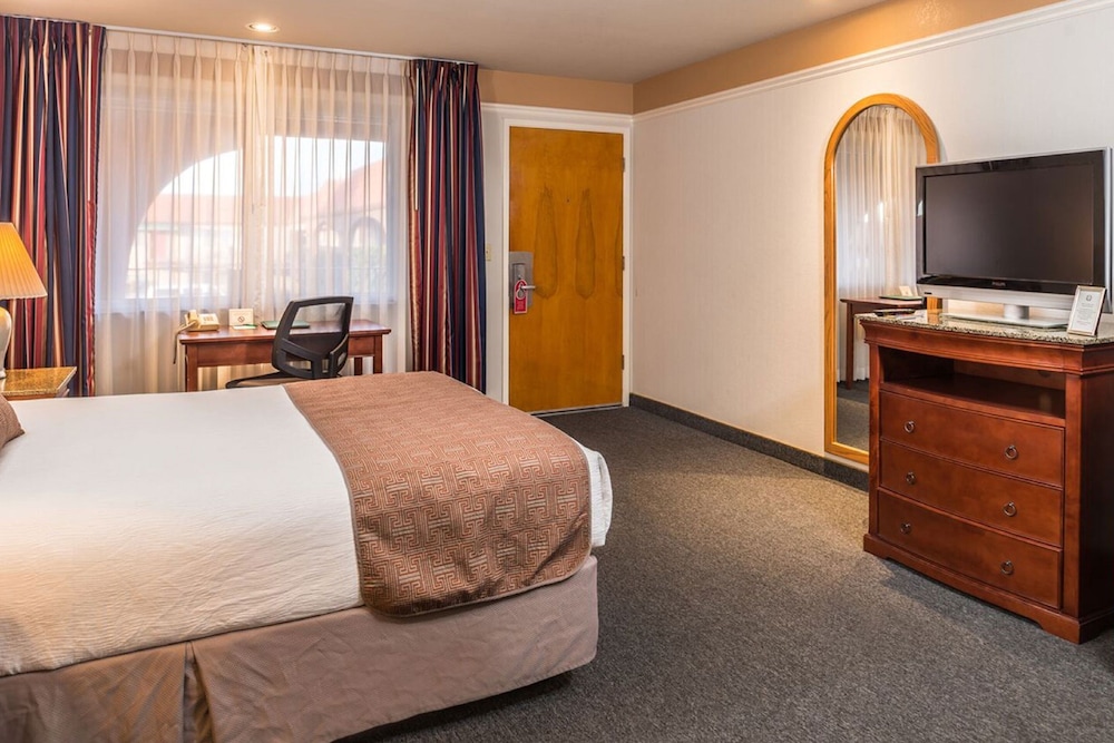 Standard Room, 1 Queen Bed - Photo 2