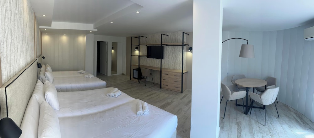 Deluxe Quadruple Room with Free Airport Shuttle photo 2