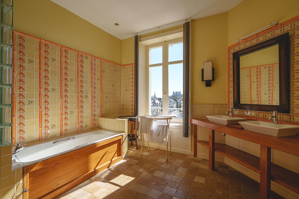 Signature Suite - Photo 2