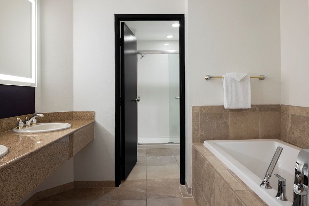 North Tower Vista Suite King Non-Smoking (Newly Renovated) - Photo 5