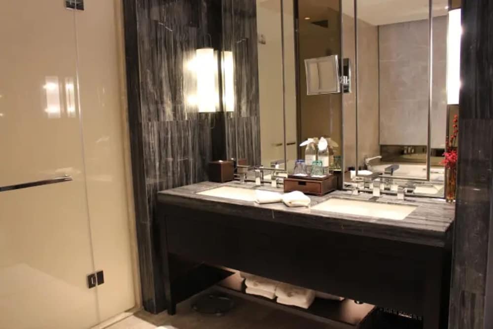 Deluxe King Room With View photo 3
