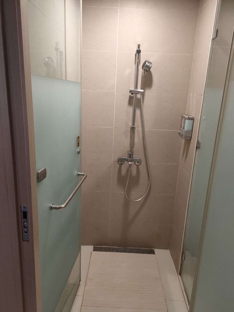 Superior Room, City View, Executive Level - Photo 9