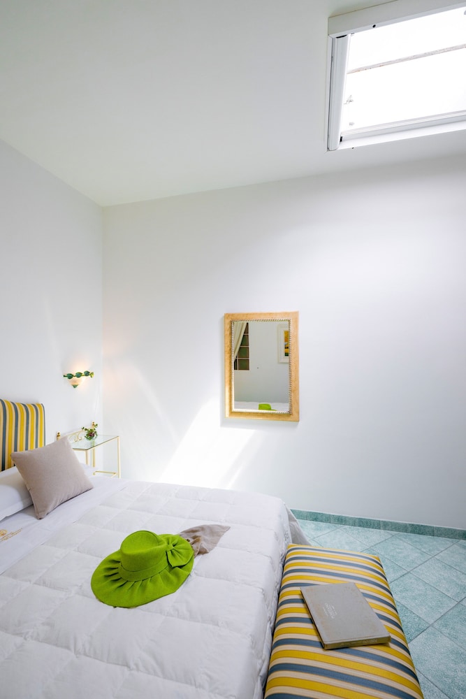 Economy Double Room, No Windows (Skylight) photo 3