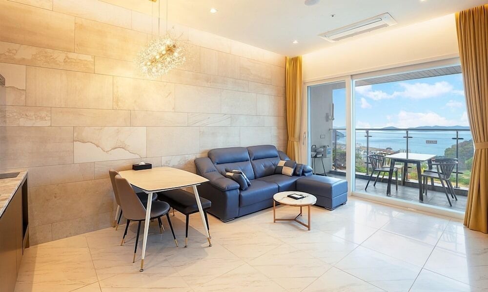 Suite - Photo 1