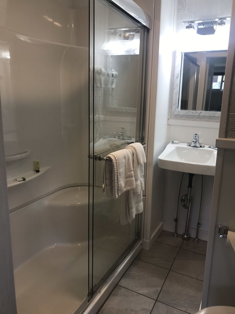 Room, 1 King Bed, Non Smoking, Refrigerator & Microwave photo 3