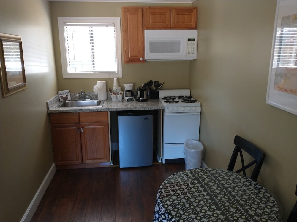Studio, 1 King Bed, Kitchenette - Photo 2