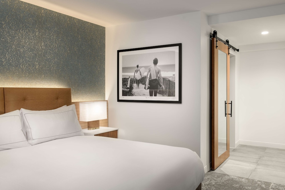 Room, 1 Queen Bed (Mobility & Hearing, Roll-in Shower)