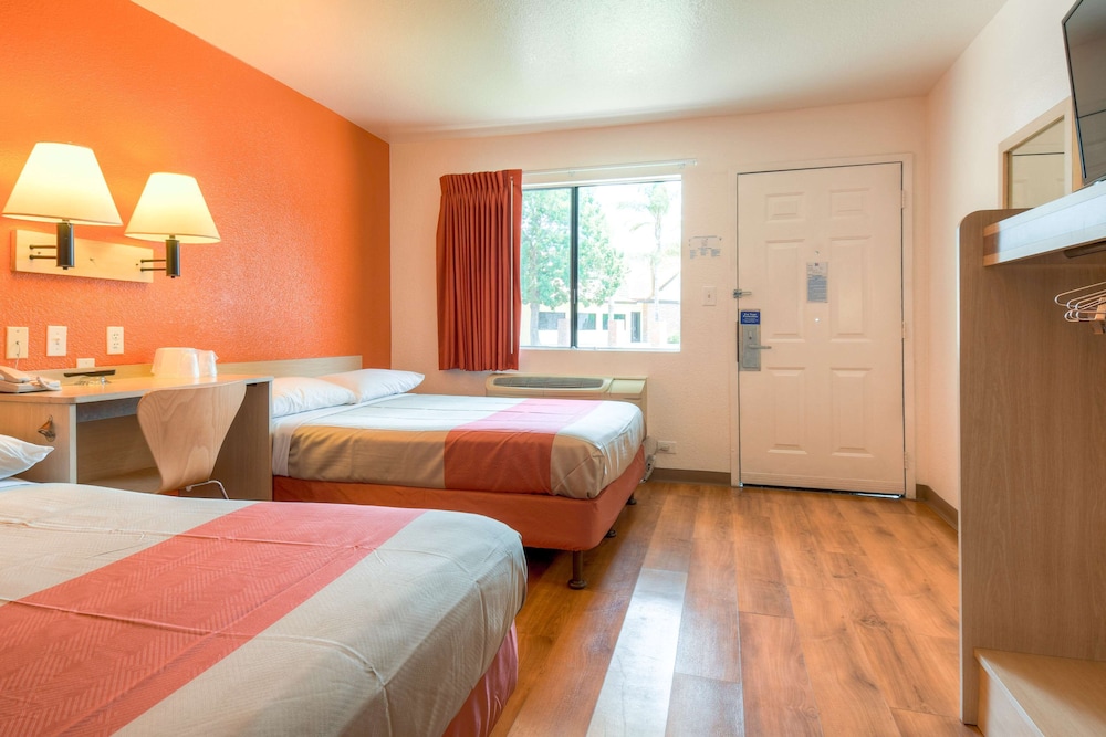 Deluxe Room, 2 Double Beds, Non Smoking, Refrigerator
