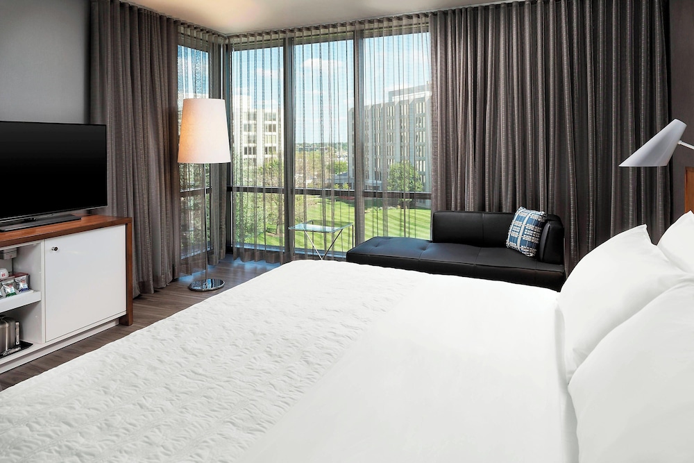 Executive Suite, 1 King Bed - Photo 2