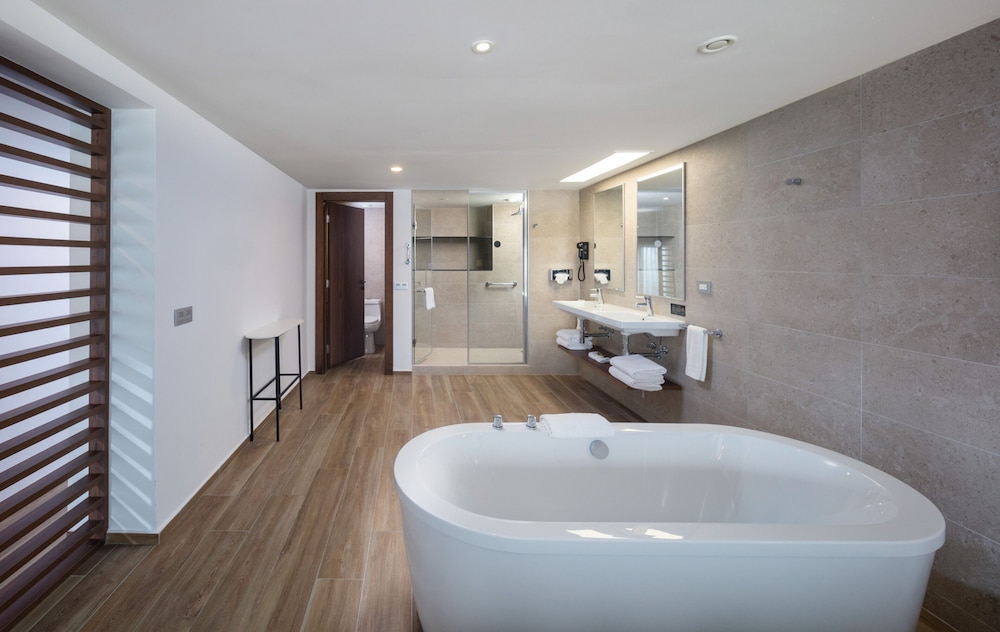 Suite, Ocean View (b2c-us)