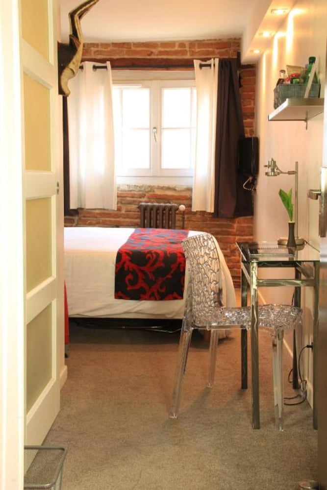 Standard Room, 1 Large Twin Bed, Private Bathroom, City View