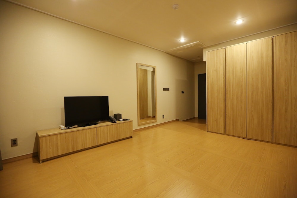 Traditional Room (Ondol) photo 2