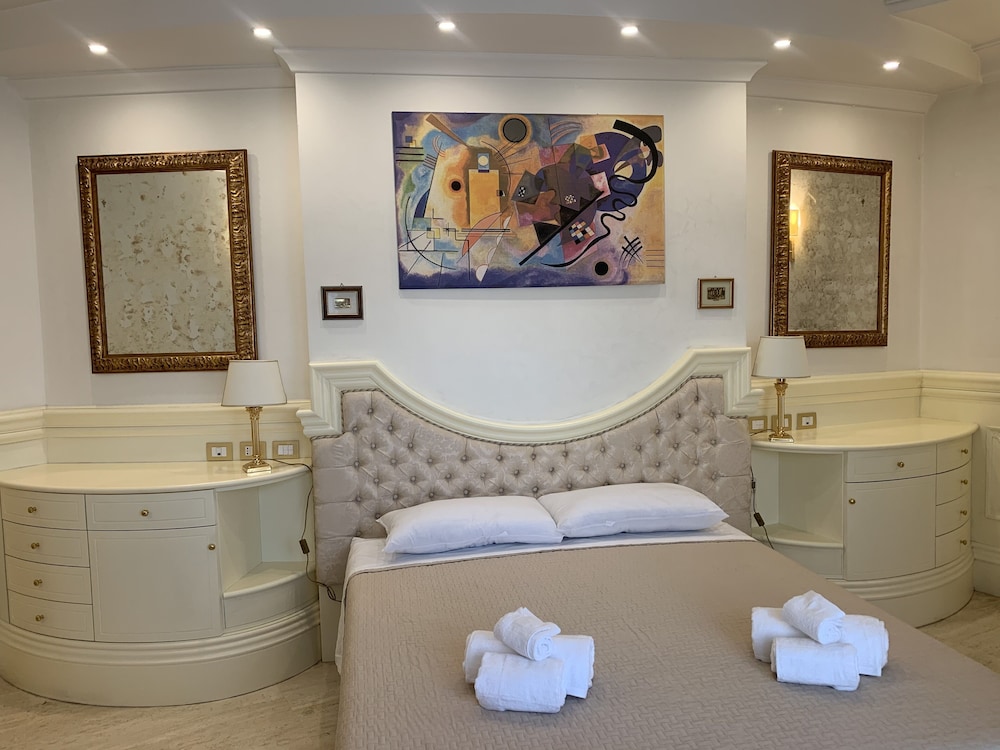 Deluxe Suite, Jetted Tub photo 2