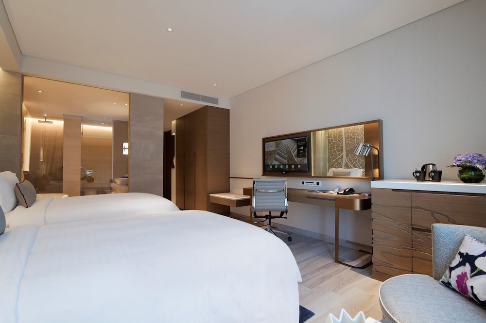 Room, 2 Twin Beds, City View - Photo 3