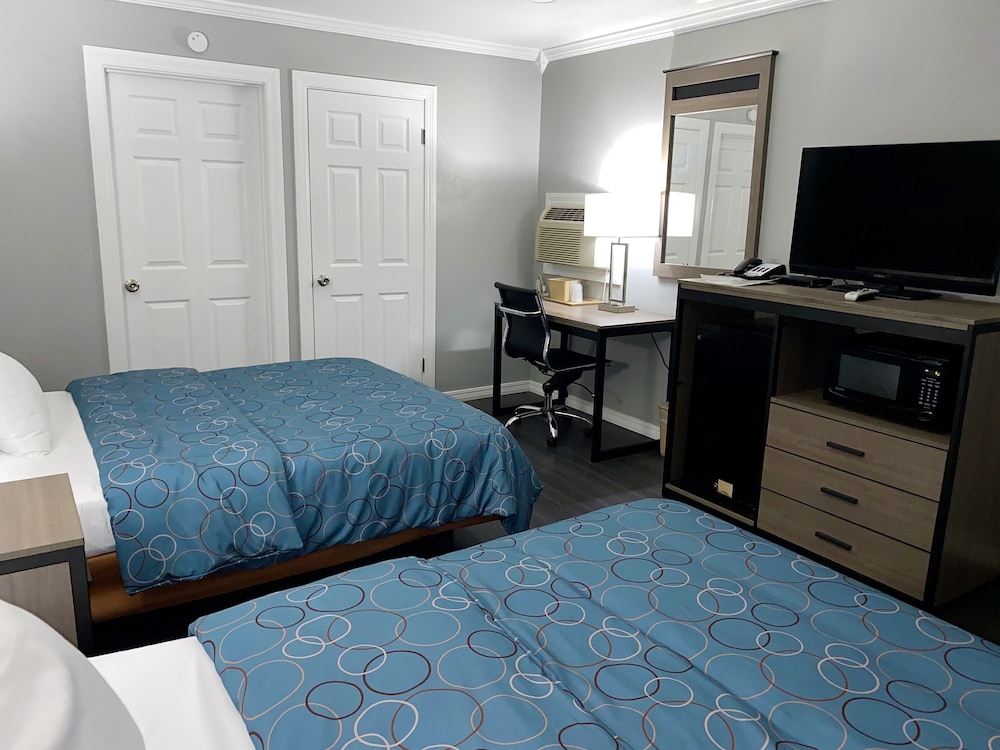 Deluxe Room, 2 Queen Beds, Smoking photo 3
