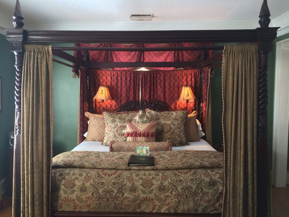 Suite, 1 King Bed, Non Smoking, Jetted Tub (Rose)