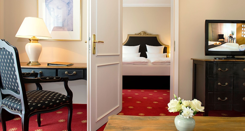 Suite, 1 Queen Bed photo 1