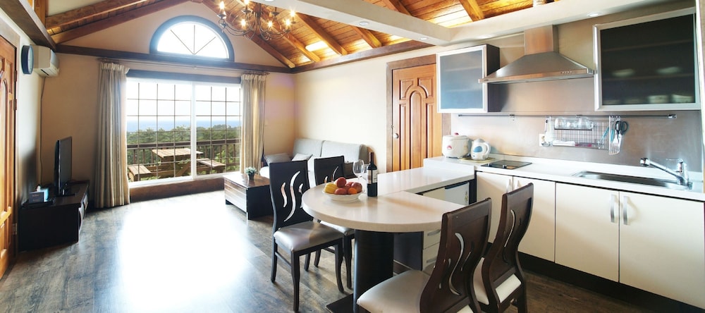 Family Room - Photo 6