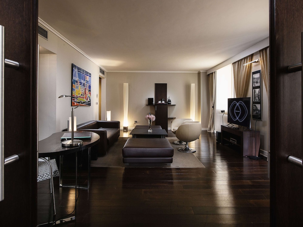 Junior Suite, 1 King Bed - Photo 1