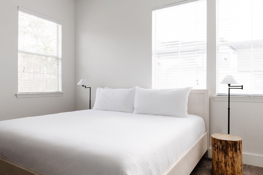 Traditional Apartment, 1 Bedroom, Bathtub (Self Check-in with Virtual Front Desk) photo 1