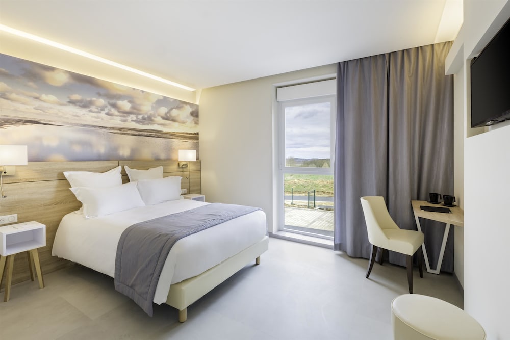 Superior Room, 1 King Bed, Non Smoking (Larger Room;Twin bed on request) photo 3