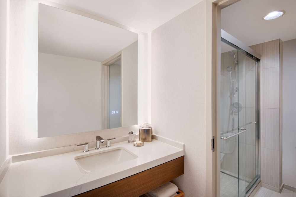 Room, Multiple Beds (2 Double Beds and 1 Sofa Bed) - Photo 4