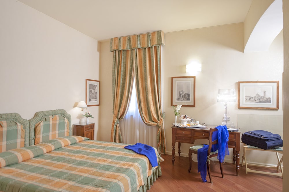 Superior Double Room thumbnail 6