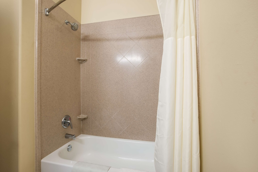 Room, 2 Queen Beds - Photo 3