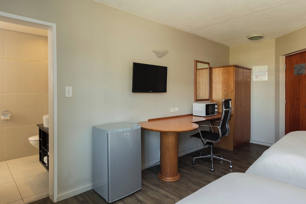 Room, 2 Double Beds, Garden View - Photo 1