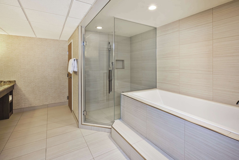 Suite, 1 King Bed, Kitchenette - Photo 3