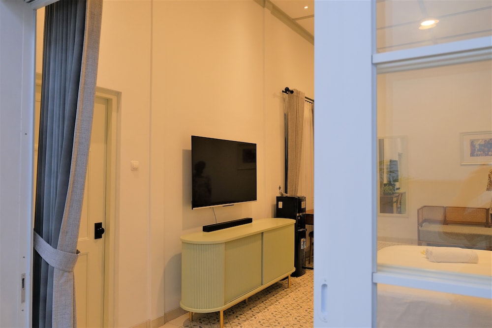 Room (Suite) - Photo 12