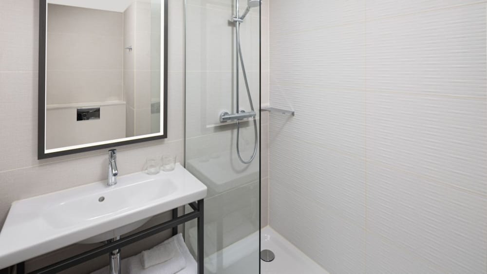 Superior Room, 1 King Bed, City View (Corner) - Photo 5