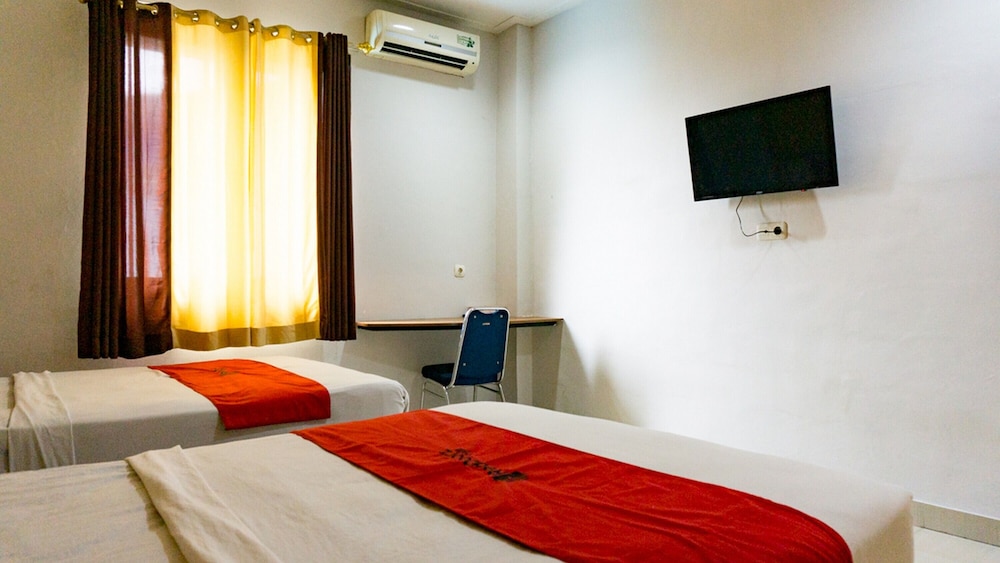 Premium Twin Room (Reddoorz) - Photo 6