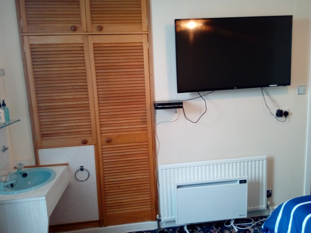 Family Room, Shared Bathroom (2 Adults +1 Child) photo 2