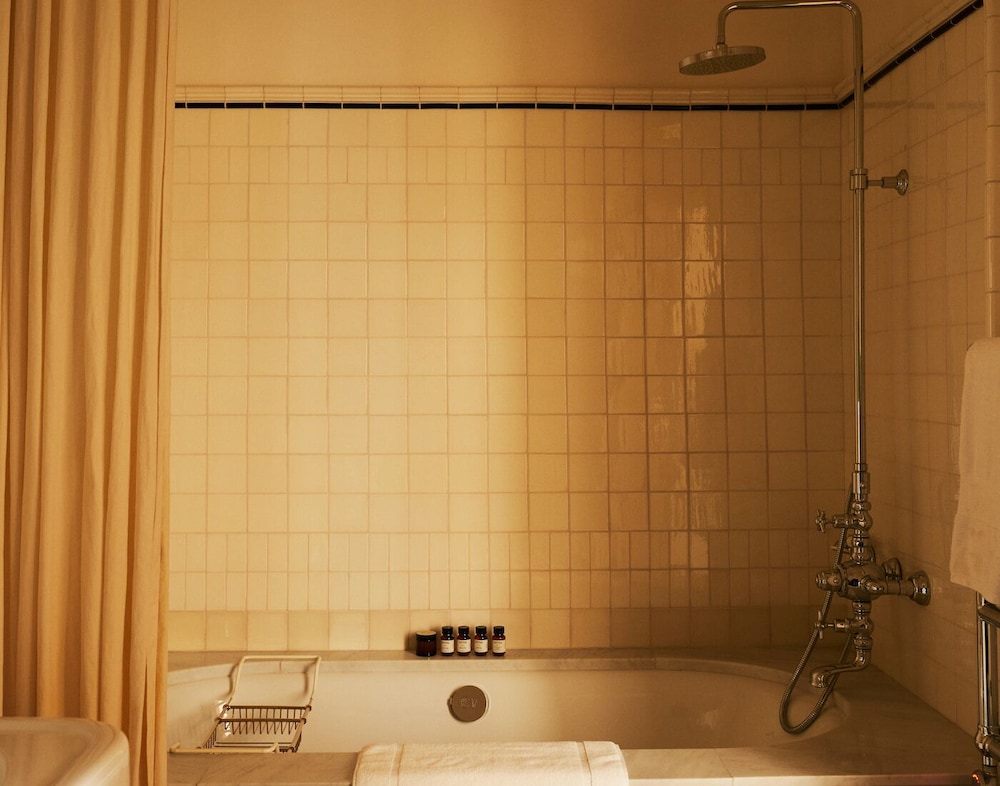 Deluxe Double Room, Bathtub photo 3