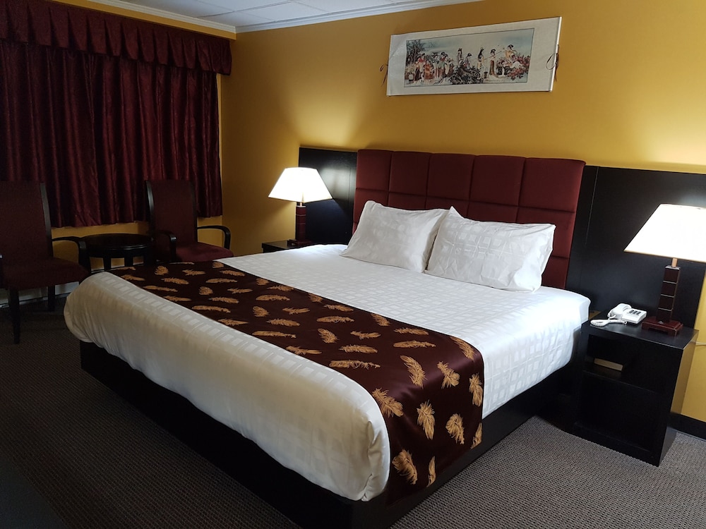 Room, 1 King Bed, Mountain View photo 1