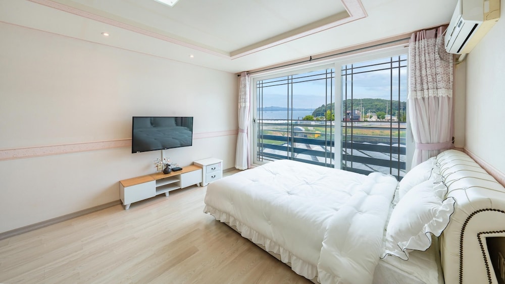 Basic Room, 1 Bedroom (cherry)