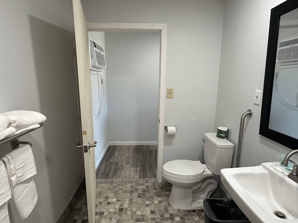 Room, 1 Queen Bed, Accessible, Non Smoking - Photo 6